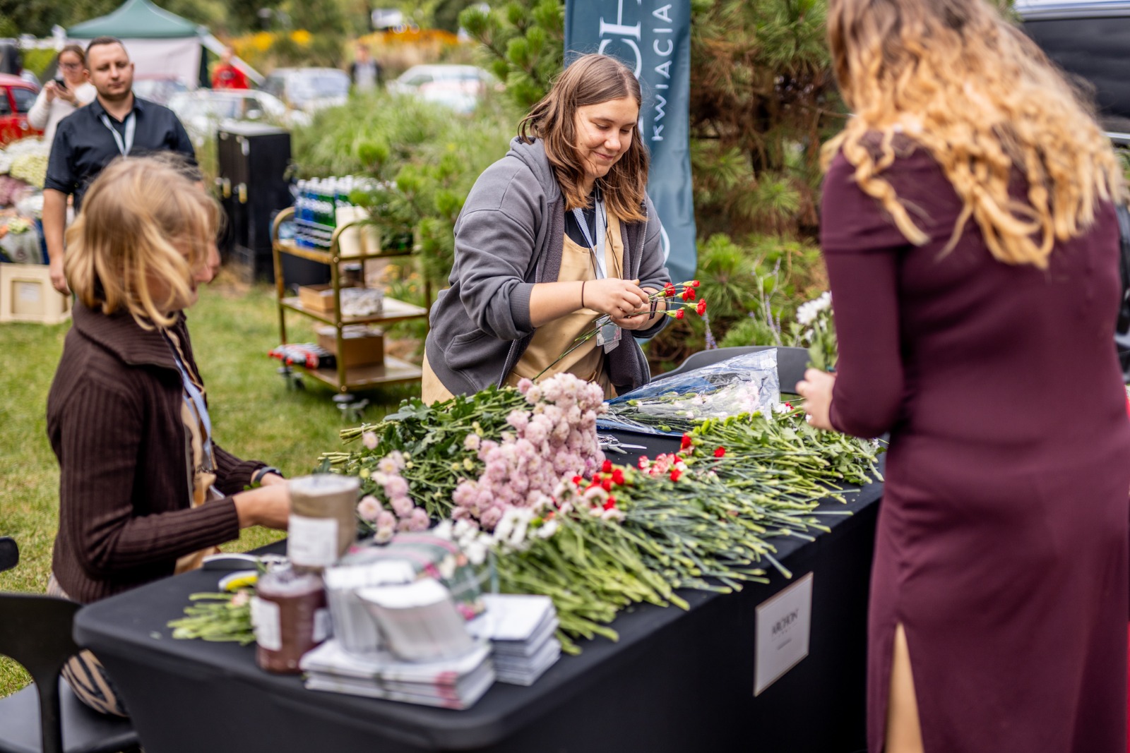 Kwiaty i karawany ARCHON na MotoClassic Wrocław 2025 – przełamujemy tabu z elegancją