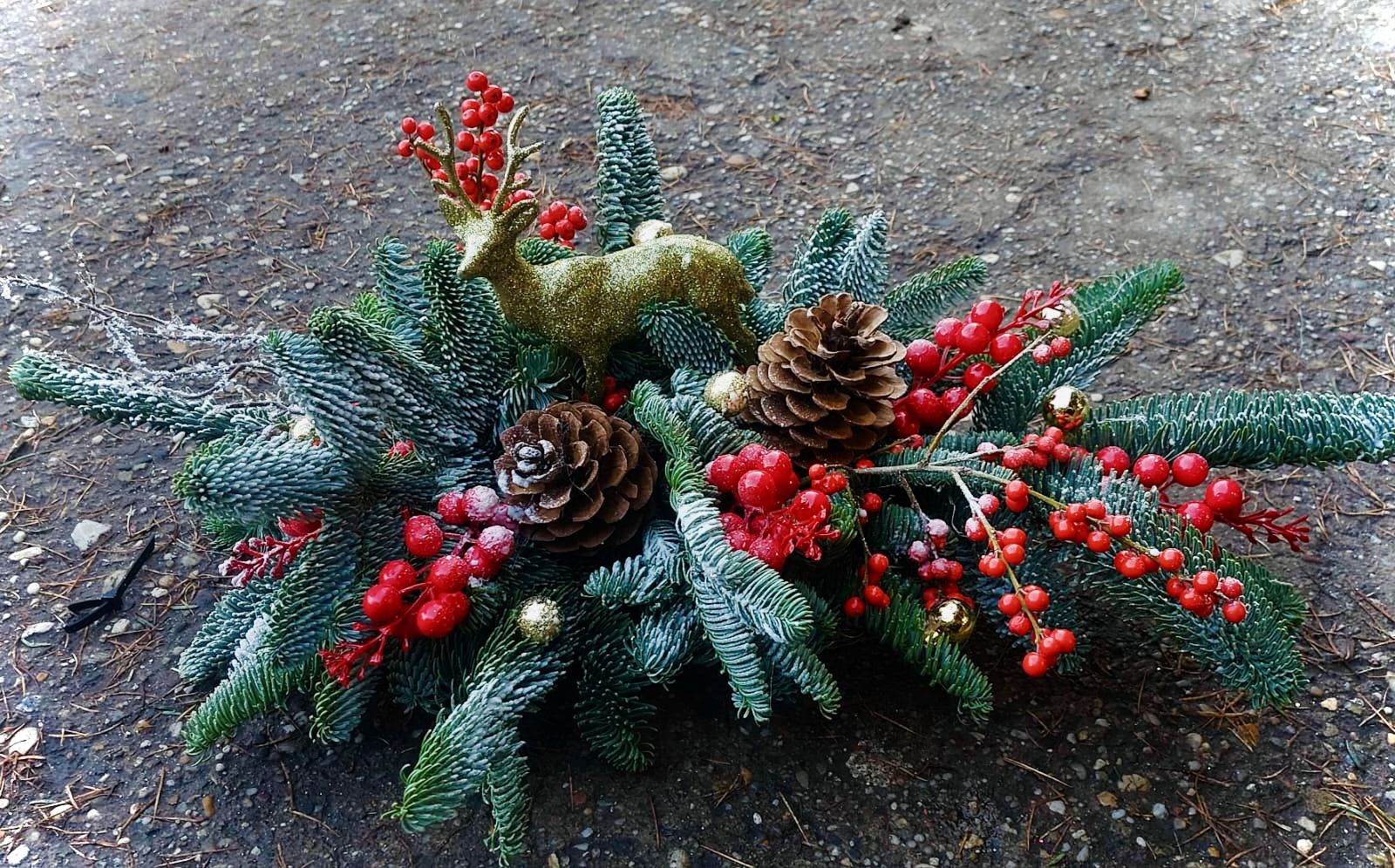 Dlaczego dekorujemy domy i groby bliskich na święta? O tradycji, pamięci i potrzebie bliskości